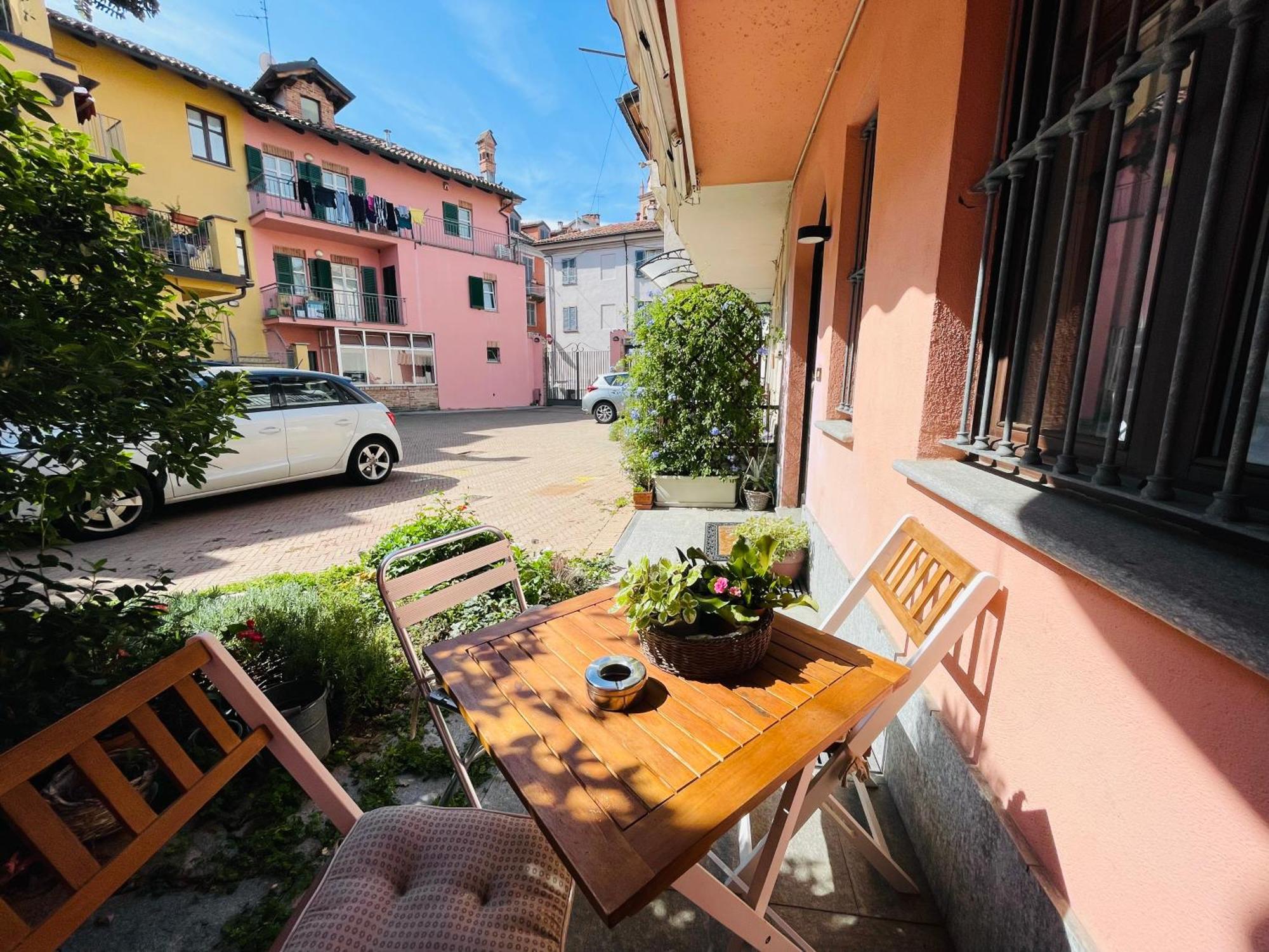 Casa Caroli, Charme E Comfort Nel Cuore Di Alba Bagian luar foto
